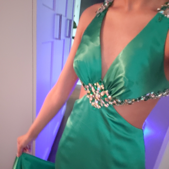 Gigi Emerald Gown - Picture 4 of 6